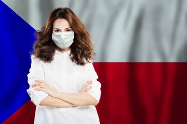 Çek bayrağı geçmişinde tıbbi güvenlik maskesi takan iyimser kadın doktor ya da hemşire. Çek Cumhuriyeti konseptinde grip salgını ve virüs koruması