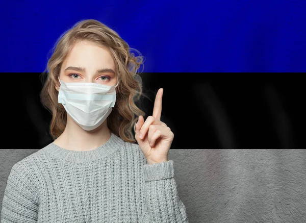 Mujer Con Máscara Médica Apuntando Hacia Fondo Bandera Nacional Estonia — Foto de Stock