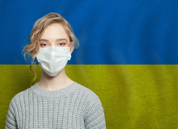 Mujer Joven Con Una Máscara Facial Con Bandera Epidemia Gripe —  Fotos de Stock
