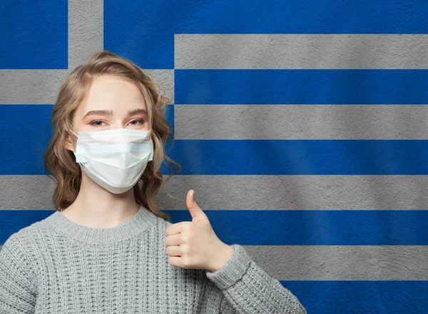 Mulher Feliz Máscara Facial Segurando Polegar Fundo Bandeira Nacional Grega — Fotografia de Stock