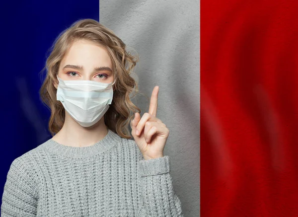 Frau Medizinischer Maske Die Vor Dem Hintergrund Der Französischen Nationalflagge — Stockfoto
