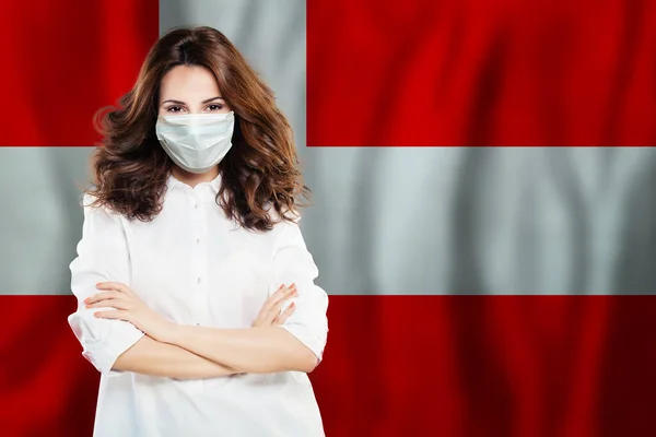 Optimistisk Läkare Eller Sjuksköterska Kvinna Medicinsk Säkerhet Ansikte Mask Danska — Stockfoto