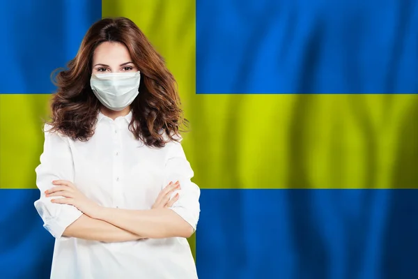 Feliz Médico Sueco Enfermera Máscara Seguridad Médica Suecia Bandera Fondo —  Fotos de Stock