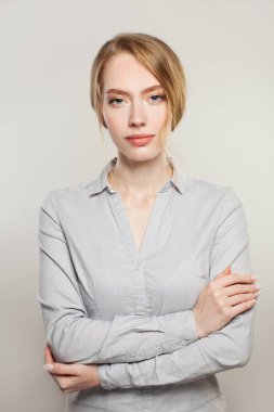 Beyaz arka planda çapraz kollu zeki kadın öğrenci.