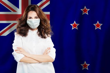 Yeni Zelanda bayrağı geçmişinde tıbbi güvenlik maskesi takan doktor ya da hemşire. Grip salgını ve virüs koruma kavramı