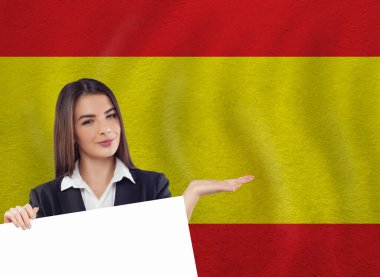 İspanyol bayrağında beyaz boş pankart taşıyan genç bir kadın.