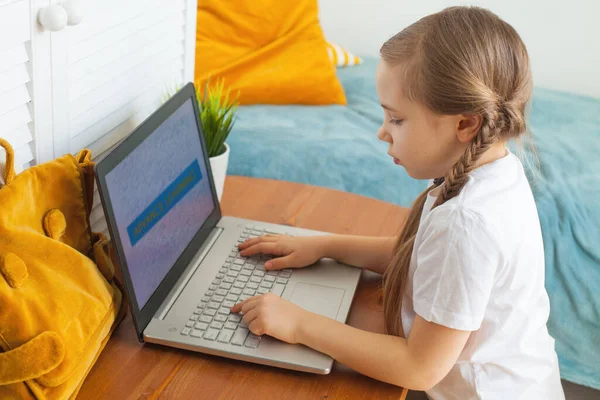 Kind Met Laptop Thuis Het Concept Van Afstandsonderwijs Line Onderwijs — Stockfoto