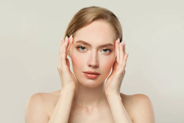 皮肤白皙的年轻女人皮肤护理和面部治疗的概念 — 图库照片