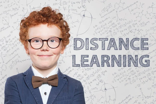 Zvědavý Chlapec Brýlích Vědeckými Vzorci Koncept Distančního Vzdělávání — Stock fotografie
