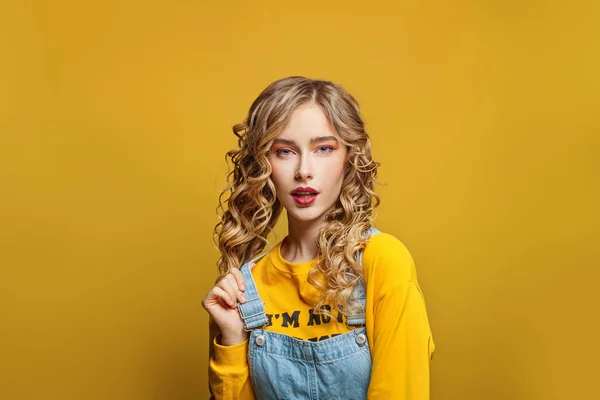 Mujer Joven Con Sudaderas Amarillas Sobre Fondo Amarillo Brillante — Foto de Stock