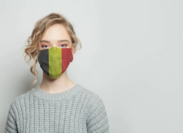 Giovane Donna Che Indossa Una Maschera Con Bandiera Nazionale Belgio — Foto Stock