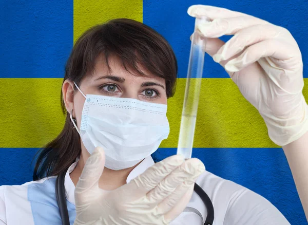 Mujer Científica Con Coronavirus Probeta Covid Contra Bandera Suecia Investigación —  Fotos de Stock