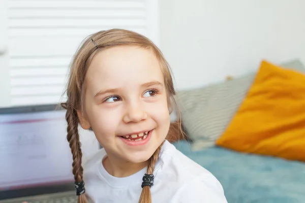 Gelukkig Glimlachend Kind Meisje Thuis Portret — Stockfoto