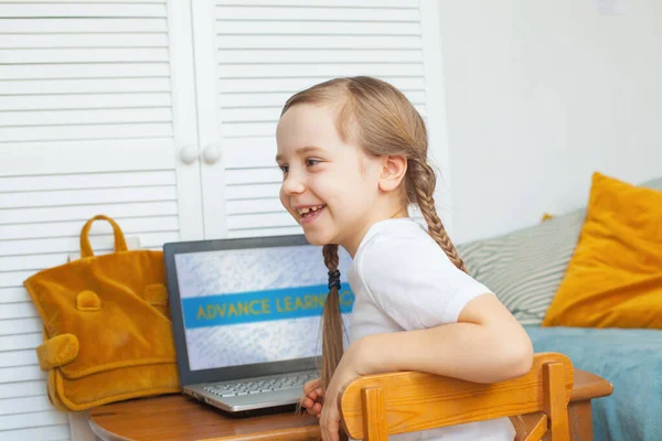 Vrij Lachend Kind Meisje Met Behulp Van Laptop Thuis — Stockfoto