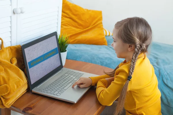 Niña Feliz Usando Ordenador Portátil Casa —  Fotos de Stock