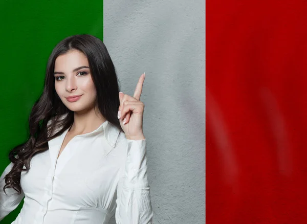 Mulher Apontando Para Cima Fundo Bandeira Italiana Educação Negócios Italia — Fotografia de Stock