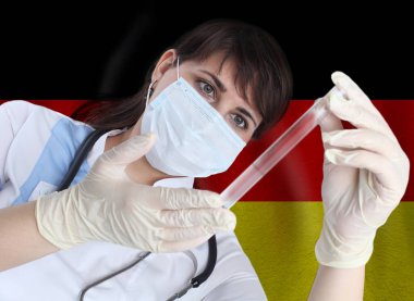 Coronavirus ya da Covid-19 'da Alman bayrağına karşı test tüpü olan bilim kadını. Almanya 'da bir salgının önlenmesi için laboratuvarda virüs araştırması