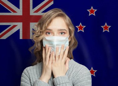 Yeni Zelanda bayrak geçmişinde tıbbi maskeli korkmuş bir kadın. Grip salgını ve aile içi şiddet kavramı