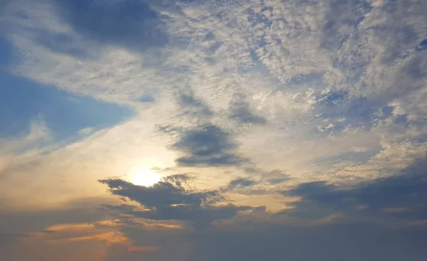 Niebieskie Niebo Chmury Tło Piękny Krajobraz Chmurami Pomarańczowym Słońcem — Zdjęcie stockowe