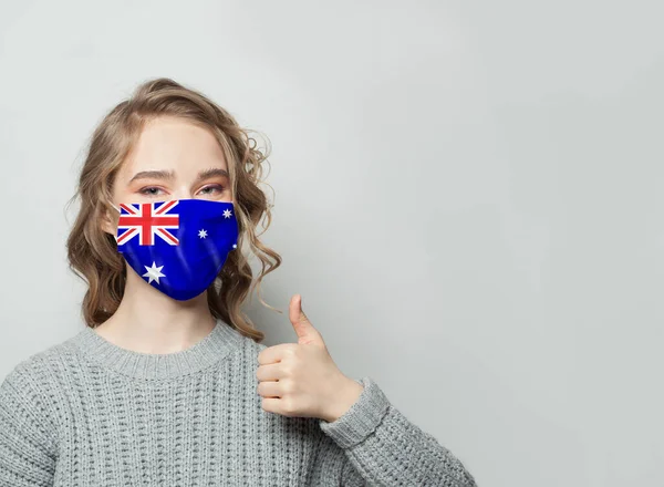Lycklig Kvinna Ansiktsmask Håller Tummen Upp Med Nationell Flagga Australien — Stockfoto