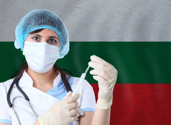 테스트 코로나 바이러스를 과학자 여성이나 불가리아 국기에 대항하는 코로나 19를가진 — 스톡 사진