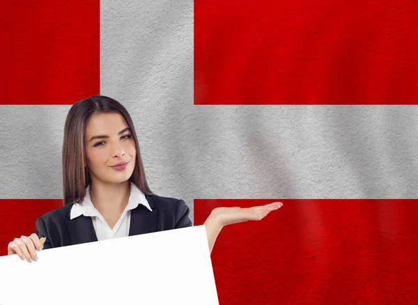 Młoda Kobieta Białym Chorągwią Flagą Danii — Zdjęcie stockowe