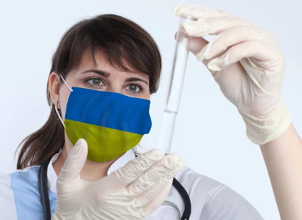Naukowiec Kobieta Maska Flagą Ukrainy Badania Wirusów Laboratorium Celu Zapobiegania — Zdjęcie stockowe