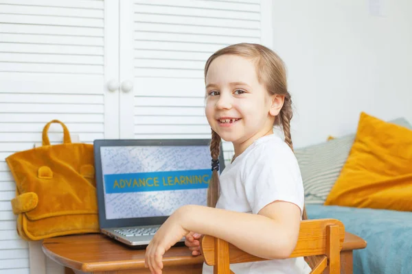 Niña Feliz Usando Portátil Casa Aprendizaje Distancia Concepto Educación Línea —  Fotos de Stock