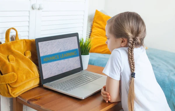 Niña Usando Laptop Casa Aprendizaje Distancia Concepto Educación Línea —  Fotos de Stock