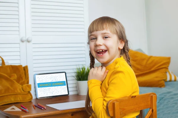 Gelukkig Kind Meisje Leren Thuis Met Behulp Van Tablet Plezier — Stockfoto