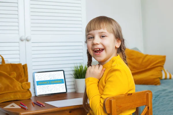 Niña Feliz Aprendiendo Casa Usando Tableta Divirtiéndose Aprendizaje Distancia Concepto —  Fotos de Stock