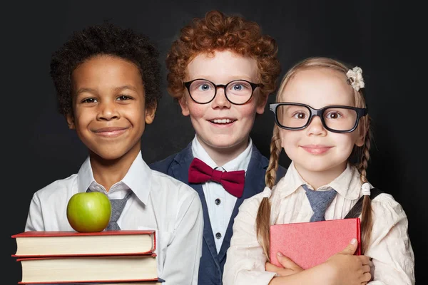 Kinder Lächeln Auf Schwarzem Hintergrund Zurück Zum Schulkonzept — Stockfoto