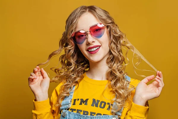 Joven Mujer Feliz Gafas Sol Sobre Fondo Amarillo Brillante Rubia — Foto de Stock