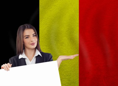 Beyaz bayrağı ve ulusal bayrağı olan genç bir kadın