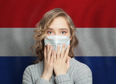 Hırvat bayrak geçmişinde tıbbi maskeli korkmuş bir kadın. Hırvatistan 'da grip salgını ve aile içi şiddet kavramı