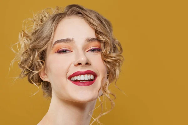 Gelukkig Glimlachen Vrouw Helder Gele Achtergrond Mooi Gezicht Close — Stockfoto