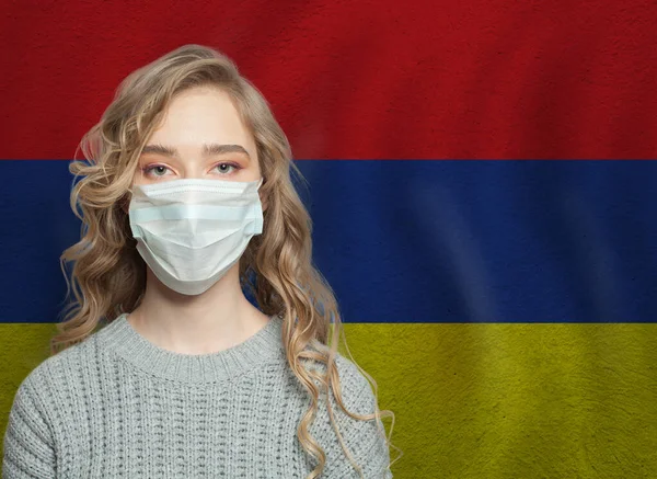 アルメニア国旗のマスクをした若い女性 インフルエンザの流行とウイルス保護の概念 — ストック写真