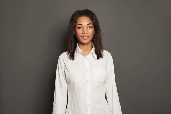 Smart Afro Amerikaanse Vrouw Wit Shirt Donkere Achtergrond Studio Portret — Stockfoto
