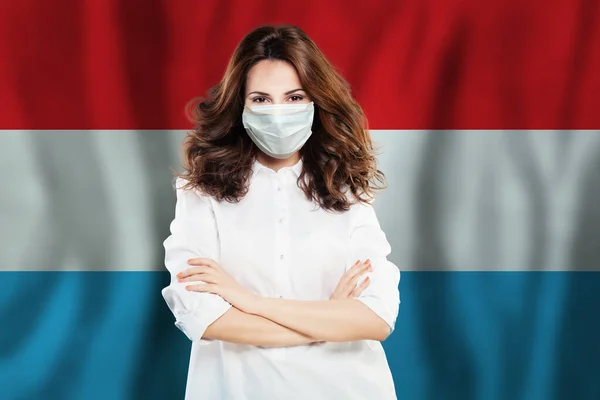 Krankenschwester Mit Mundschutz Gegen Die Luxemburger Nationalflagge Grippeepidemie Und Virenschutzkonzept — Stockfoto