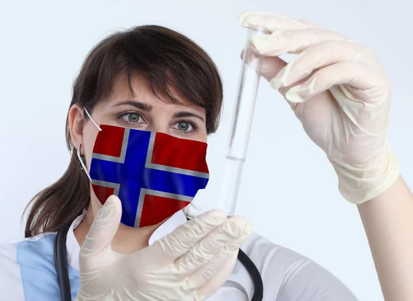 Mujer Científica Máscara Con Bandera Noruega Investigación Virus Laboratorio Para —  Fotos de Stock