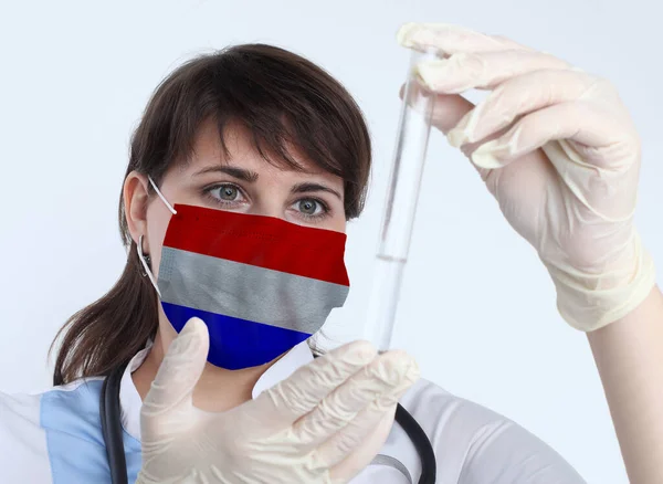 Mujer Científica Máscara Con Bandera Holandesa Investigación Virus Laboratorio Para —  Fotos de Stock