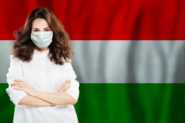 Enfermera Con Máscara Facial Contra Bandera Nacional Hungría Epidemia Gripe —  Fotos de Stock