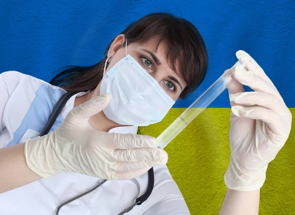 Mujer Científica Con Virus Probeta Contra Bandera Ucrania Investigación Virus —  Fotos de Stock