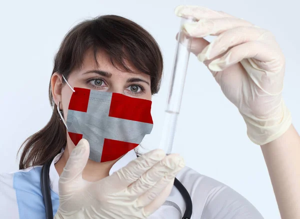 Ученая Женщина Маска Флаг Дании Исследование Вирусов Лаборатории Предотвращения Пандемии — стоковое фото