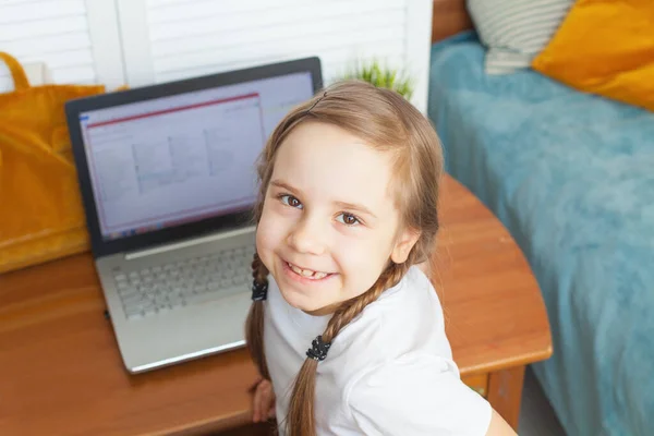 Niña Adorable Aprendiendo Casa Niña Usando Laptop —  Fotos de Stock