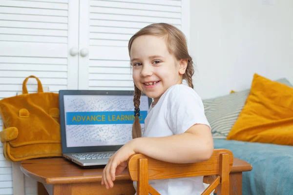 Niño Curioso Usando Portátil Casa Aprendizaje Distancia Afición Ocio Concepto —  Fotos de Stock