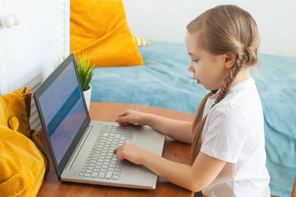 Lindo Niño Aprendiendo Casa Aprendizaje Distancia Afición Ocio Concepto Actividad —  Fotos de Stock