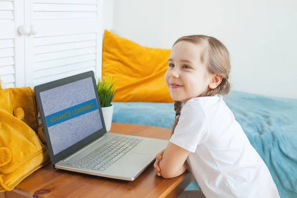 Hermosa Niña Usando Portátil Casa Aprendizaje Distancia Afición Ocio Concepto —  Fotos de Stock