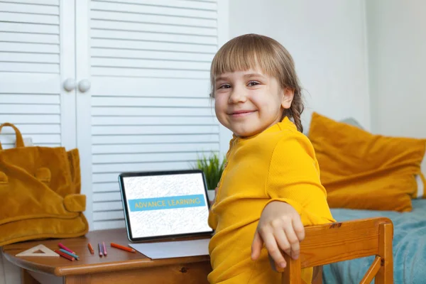 Schattig Kind Dat Lacht Laptop Gebruikt Het Concept Van Afstandsonderwijs — Stockfoto