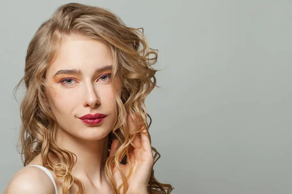 Modeporträt Der Perfekten Frau Mit Langen Blonden Lockigen Haaren Auf — Stockfoto